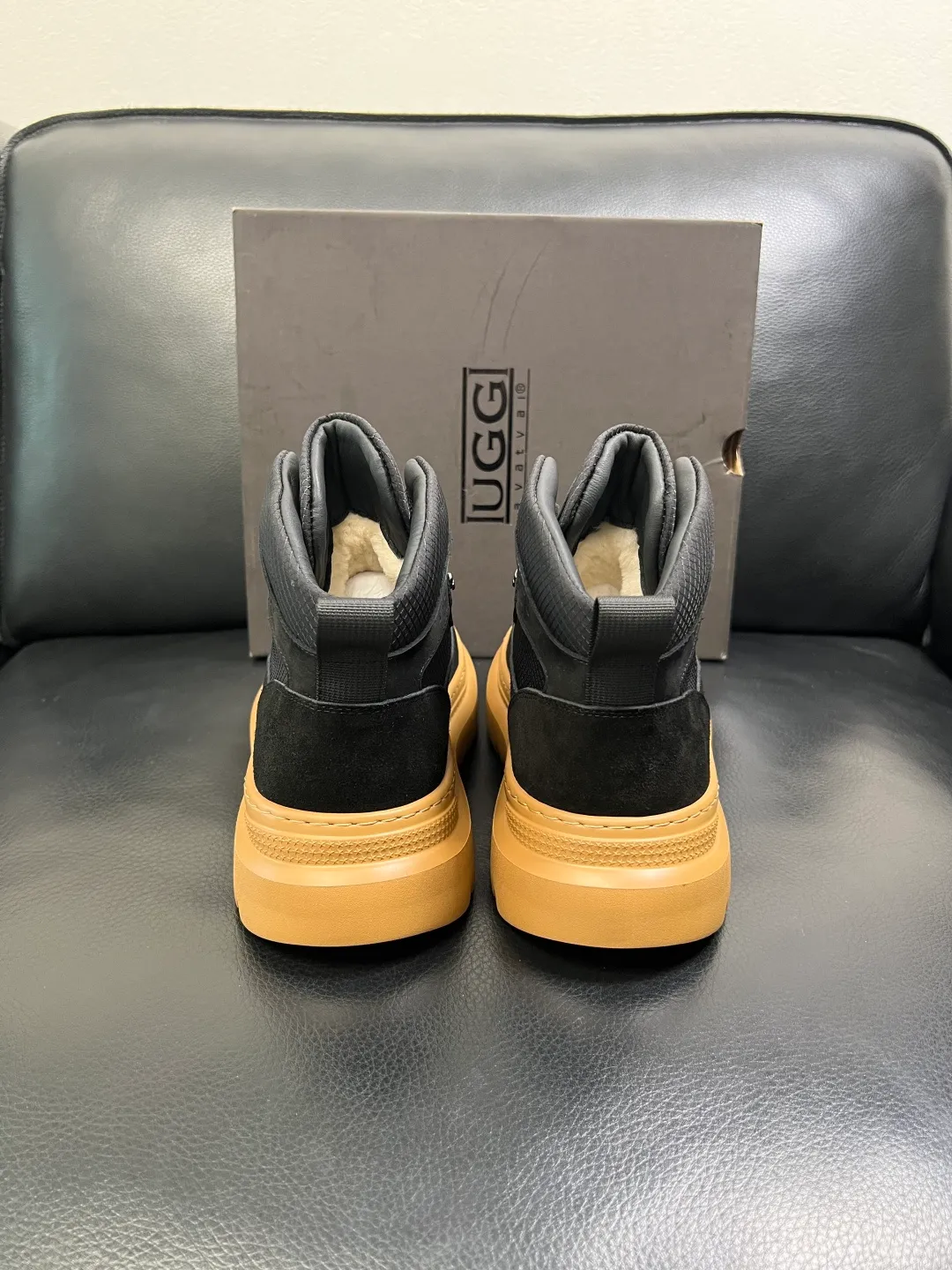 Men's men's shoes 💰740 UGG High-quality top crafts. Original configuration is available at the counter simultaneously. Original cowhide fabric imported from Italy, high-quality splicing technology, fully imported lambswool lining. Sole: Original sole is specially provided by the original factory and is super comfortable. Original factory and single goods are welcome to compare. Size 39-44